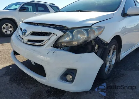 2011 Toyota Corolla S z USA, uszkodzony, nr VIN 2T1BU4EE0BC744618